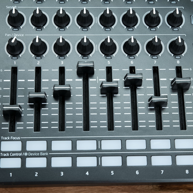 CONTROLADOR_MIDI_NOVATION_LAUNCH_CONTROL_XL_MKII_BK(3).jpg